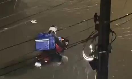 Alagamentos causam pane em motos após fortes chuvas em João Pessoa