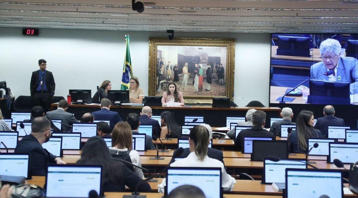 Análise da PEC da Escala 6×1 é Adiada na Câmara, Gerando Tensão Política e Debate Crucial sobre Jornada de Trabalho