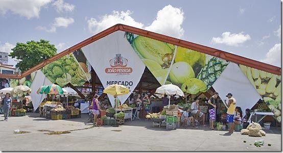 Comerciantes protestam no Centro de João Pessoa e ateiam fogo em via pública; trânsito é liberado após ação das autoridades