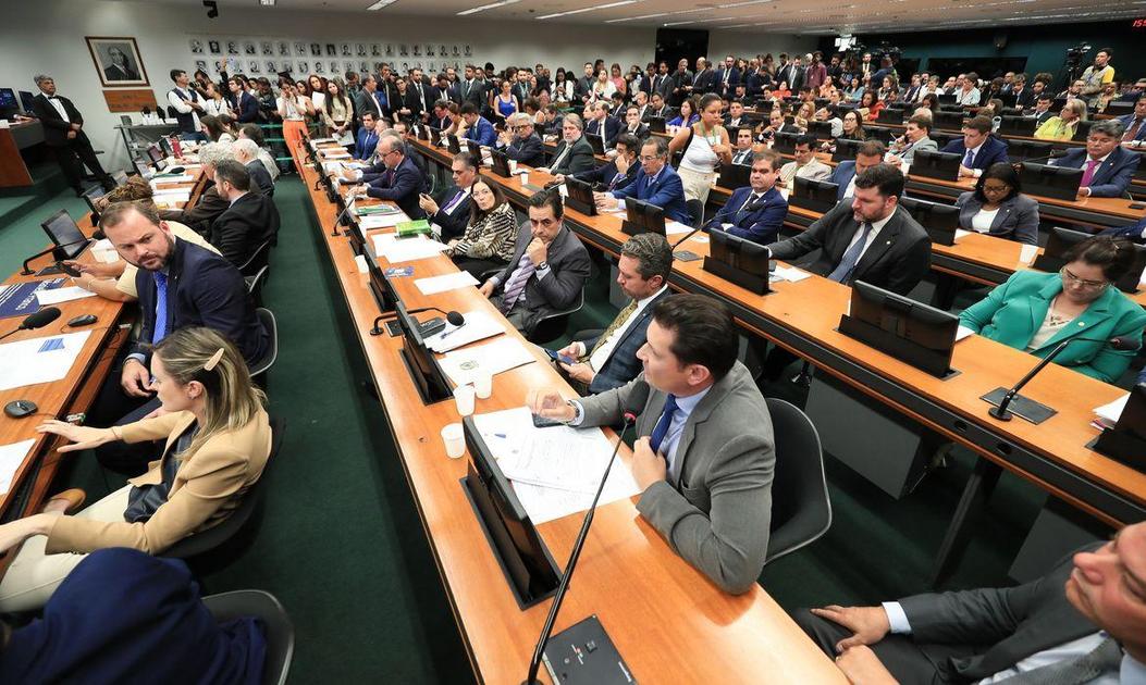 Fim da escala 6×1: CCJ da Câmara retoma análise e projeto de lei acelera mudanças