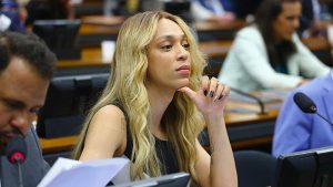 Juiz extingue ação contra Erika Hilton e vê perseguição política em processo por termo 'imbeCIS'