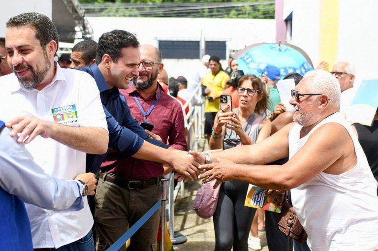 Lucas Ribeiro abraça candidatura de Lula a céu aberto em ato público na Paraíba