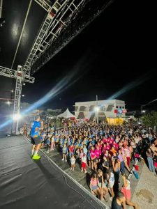 Multidão participa do “Vem Dançar” e transforma feriado em noite de movimento e bem-estar em Serra Branca