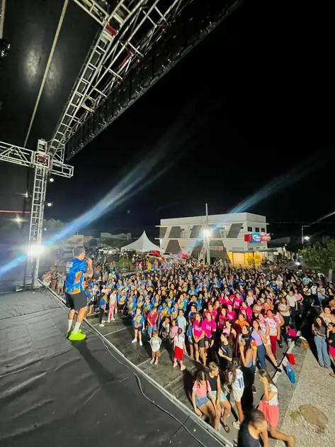 Multidão participa do “Vem Dançar” e transforma feriado em noite de movimento e bem-estar em Serra Branca
