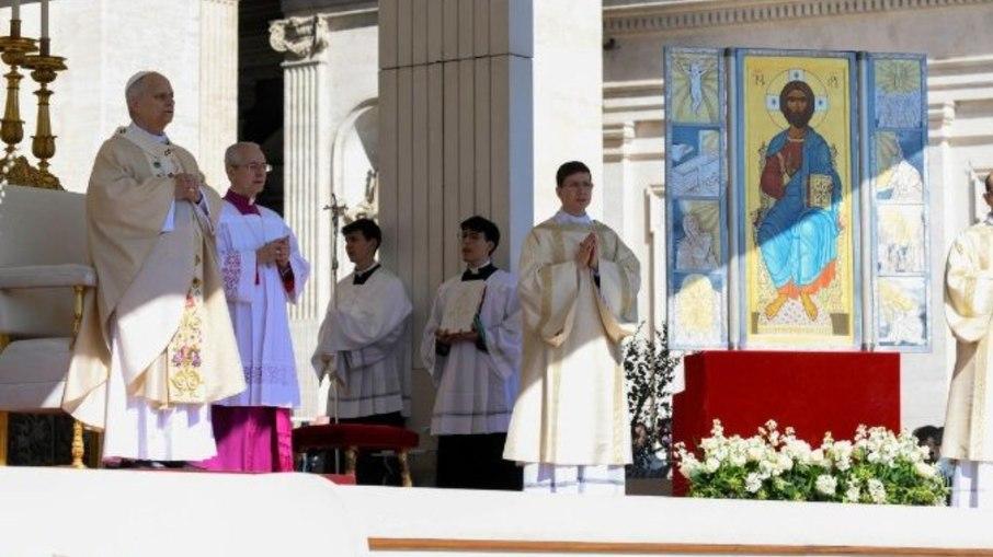 Papa Leão XIV: Primeira Missa de Páscoa no Vaticano e o Apelo Urgente pela Paz Global