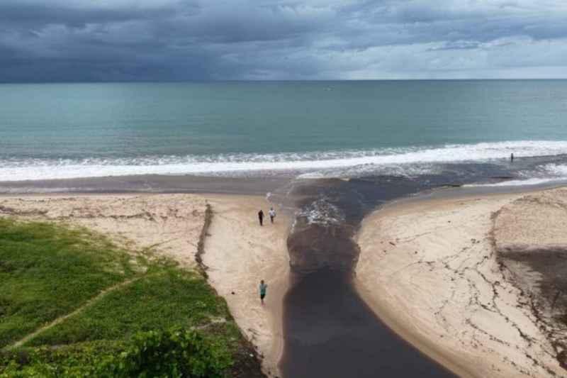 Poluição em praia da Grande João Pessoa acende alerta sobre saneamento na região