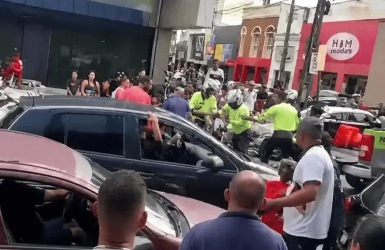 Populares retiram motocicleta apreendida à força durante fiscalização da Semob no Centro de João Pessoa
