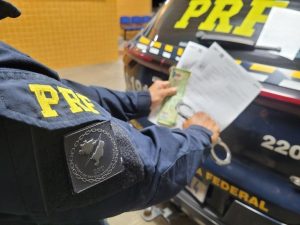 PRF flagra 66 toneladas de brita sem documento fiscal na Paraíba