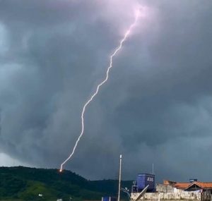 Raio Atinge Equipe da Azul em Viracopos: Susto no Pátio do Aeroporto