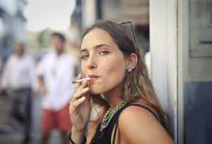 Reino Unido proíbe venda de cigarros para gerações futuras: um marco na luta contra o tabagismo