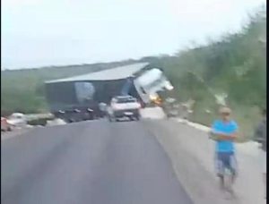 Acidente entre carreta e caminhão mobiliza equipes na rodovia entre Junco do Seridó e Juazeirinho, no Sertão da Paraíba