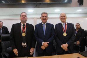 ALPB concede Medalha Epitácio Pessoa aos médicos João Modesto e Tiago Modesto