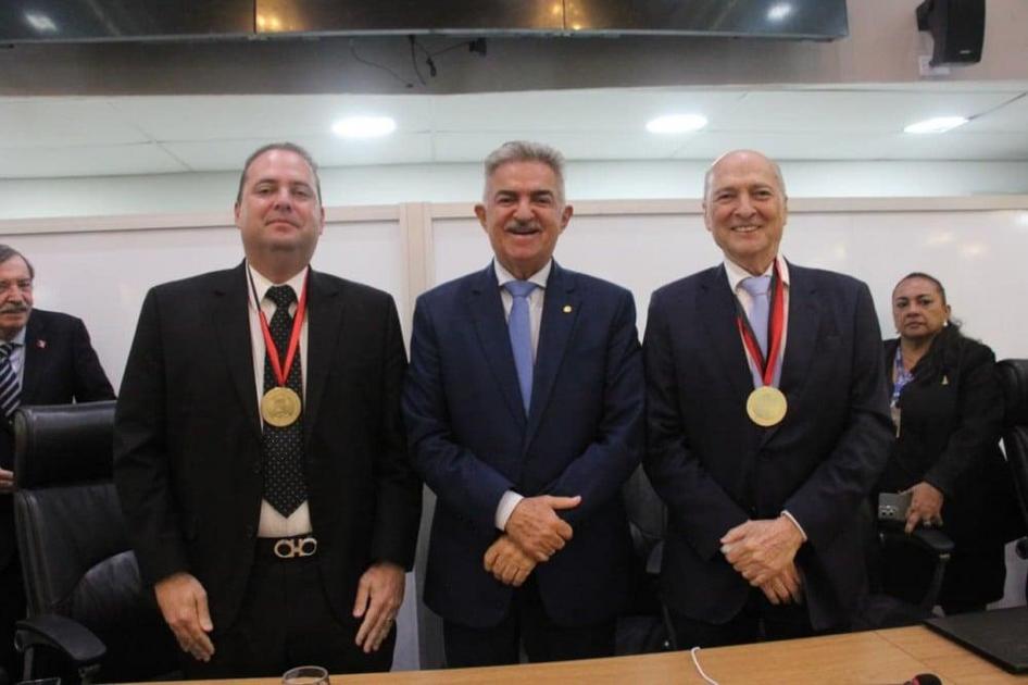 ALPB concede Medalha Epitácio Pessoa aos médicos João Modesto e Tiago Modesto