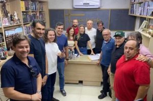 André Gadelha participa de caminhada com Cícero, Diogo e Veneziano na Feira da Estação, em Sousa