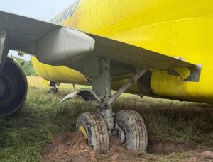 Avião cargueiro da Gol sai da pista após pouso em Salvador; tripulantes passam bem