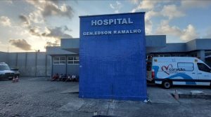 Bebê resgatado após ser arremessado entre muros em Caaporã morre no hospital; mãe adolescente é identificada