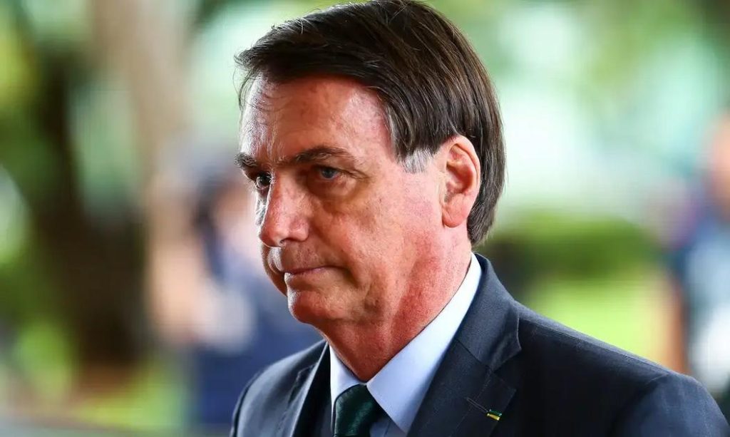 Bolsonaro solicita autorização para entrada de cozinheira em prisão domiciliar; Moraes decide