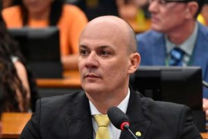 Cabo Gilberto reage a críticas e tenta explicar emenda das 52 horas semanais