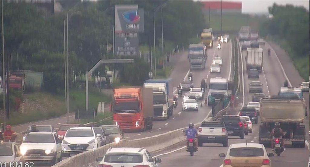 Carreta sobe canteiro central e interdita faixa da BR-101 em Bayeux