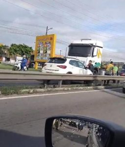 Colisão entre caminhão e carro provoca congestionamento na BR-230, em Bayeux