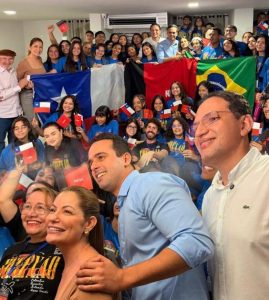 Danielle do Vale acompanha pré-embarque de estudantes para intercâmbio no Chile e destaca força da educação pública da Paraíba