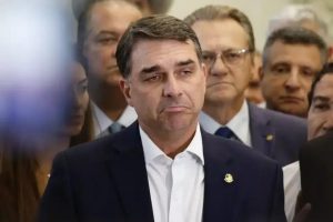 Deputado do PT pede bloqueio de bens e apreensão de passaportes de Flávio Bolsonaro e aliados por risco de fuga