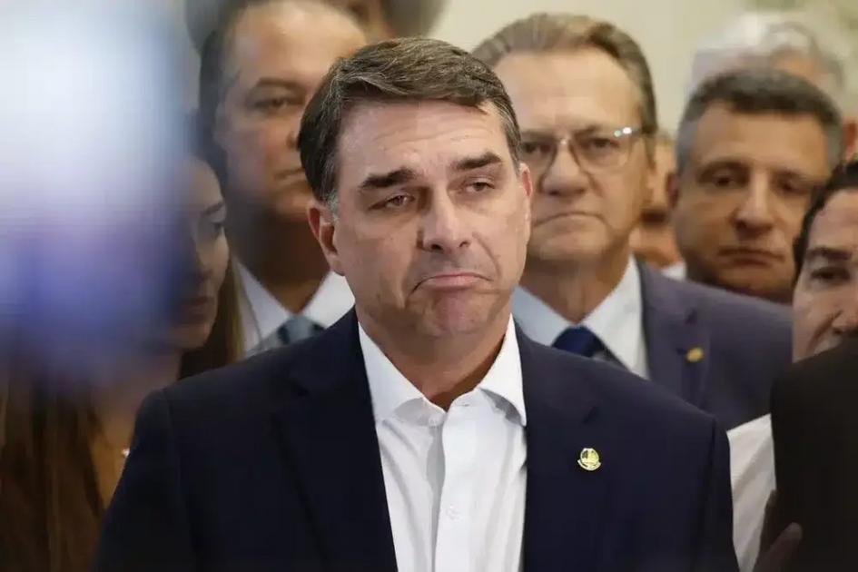 Deputado do PT pede bloqueio de bens e apreensão de passaportes de Flávio Bolsonaro e aliados por risco de fuga