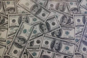 Dólar cai a R$4,91 e fecha no menor valor em 27 meses