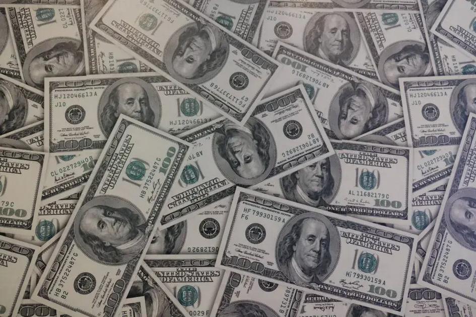 Dólar cai a R$4,91 e fecha no menor valor em 27 meses