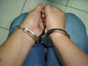 Filho é preso por agredir a própria mãe após disputa por imóvel em Patos