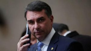 Flávio Bolsonaro admite pedido de dinheiro a Vorcaro, mas nega repasse a Eduardo