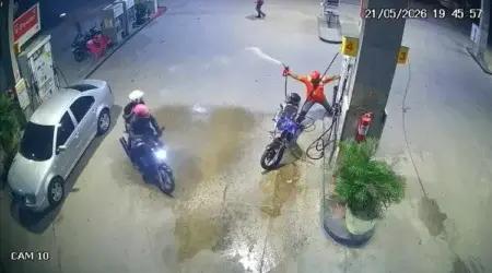 Frentista reage com gasolina a assalto e surpreende criminosos em João Pessoa; veja vídeo