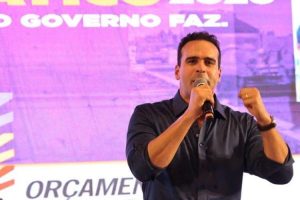 Governador Lucas Ribeiro assina ordem de serviço da Vila Olímpica de Sousa durante audiência do ODE