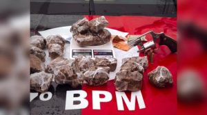Homem é preso com arma de fogo e 1kg de maconha no Alto das Populares, em Santa Rita