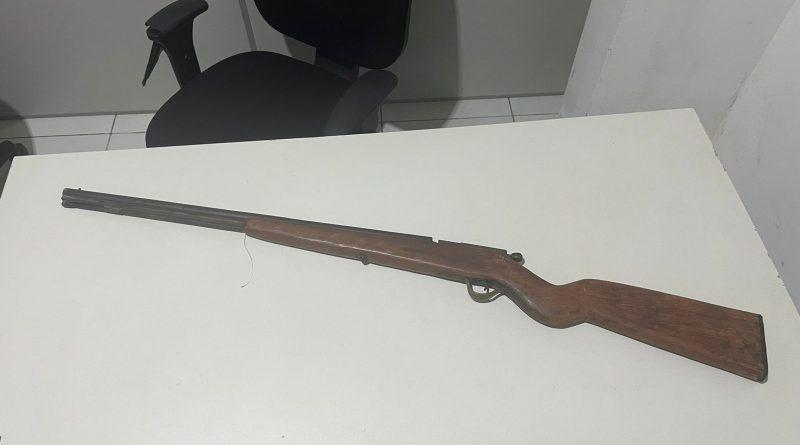 Homem é preso suspeito de ameaçar ex-esposa e familiares com arma em Boqueirão
