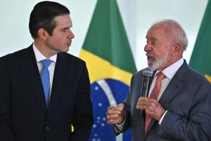 Hugo Motta se reúne com Lula para fechar texto da PEC que pode acabar com a escala 6×1 no Brasil