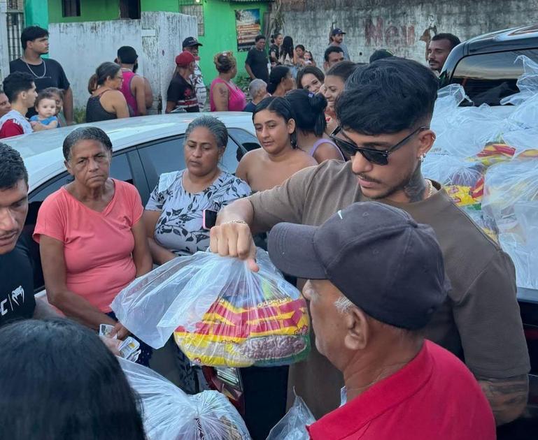 Influenciador Alê Oliveira distribui 200 cestas básicas a famílias atingidas por alagamentos em Bayeux