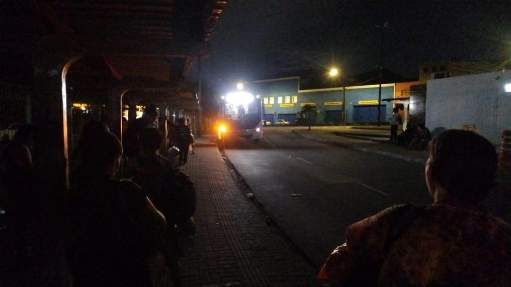 Integração do Varadouro fica sem iluminação e população aguarda ônibus no escuro