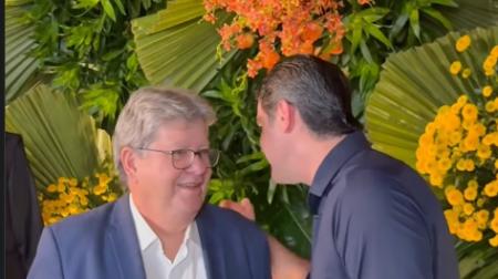 João Azevêdo e Léo Bezerra trocam breves palavras durante jantar de Hugo Motta em Brasília; veja vídeo