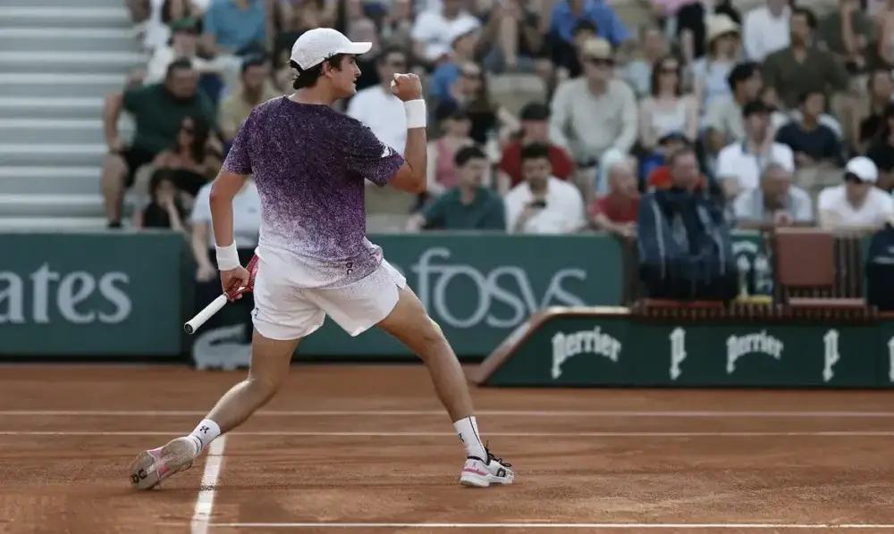 João Fonseca estreia com vitória avassaladora em Roland Garros