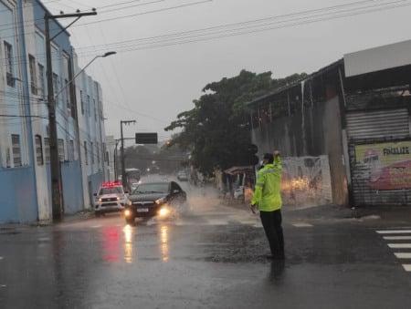João Pessoa registra acúmulo de água em vias importantes e trânsito fica prejudicado