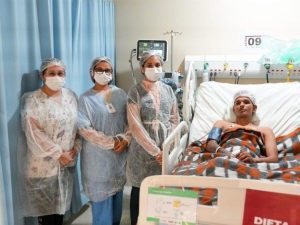 Jovem de 25 anos se recupera bem após transplante de coração no Hospital Metropolitano; família da doadora é homenageada