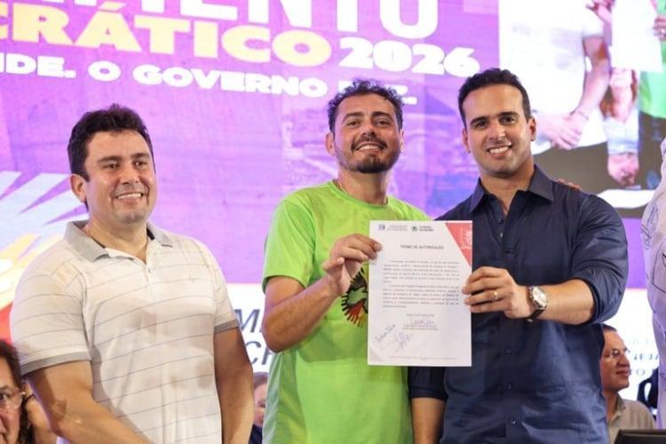 Lucas Ribeiro assina ordem de serviço da Vila Olímpica de Sousa durante audiência do ODE no município
