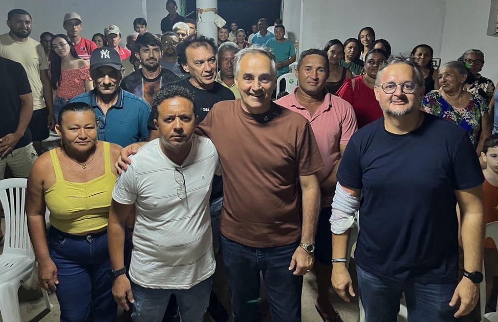 Luciano Cartaxo visita comunidade Macacos e garante terceiro trator para a zona rural de Sousa