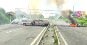 Manifestantes voltam a bloquear totalmente a BR-230 em João Pessoa; trânsito é desviado