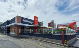 MP investiga McDonald's em João Pessoa por descarte irregular de esgoto; franquia alega regularização