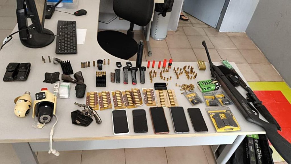 Mulher é presa em flagrante com arsenal de armas de fogo e munições no Conde; companheiro condenado por roubo foge