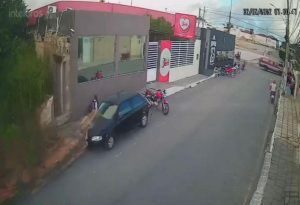 Muro desaba em Esperança e criança escapa por pouco de ser atingida; vídeo mostra momento de tensão