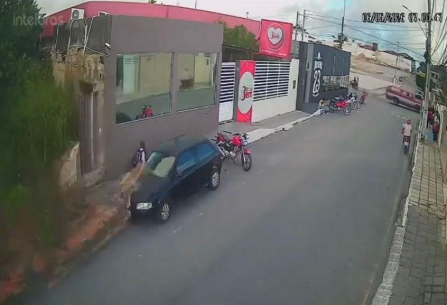 Muro desaba em Esperança e criança escapa por pouco de ser atingida; vídeo mostra momento de tensão