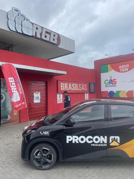 Pesquisa do Procon aponta variação de até 87% no preço da água mineral em Campina Grande; gás de cozinha também tem diferenças